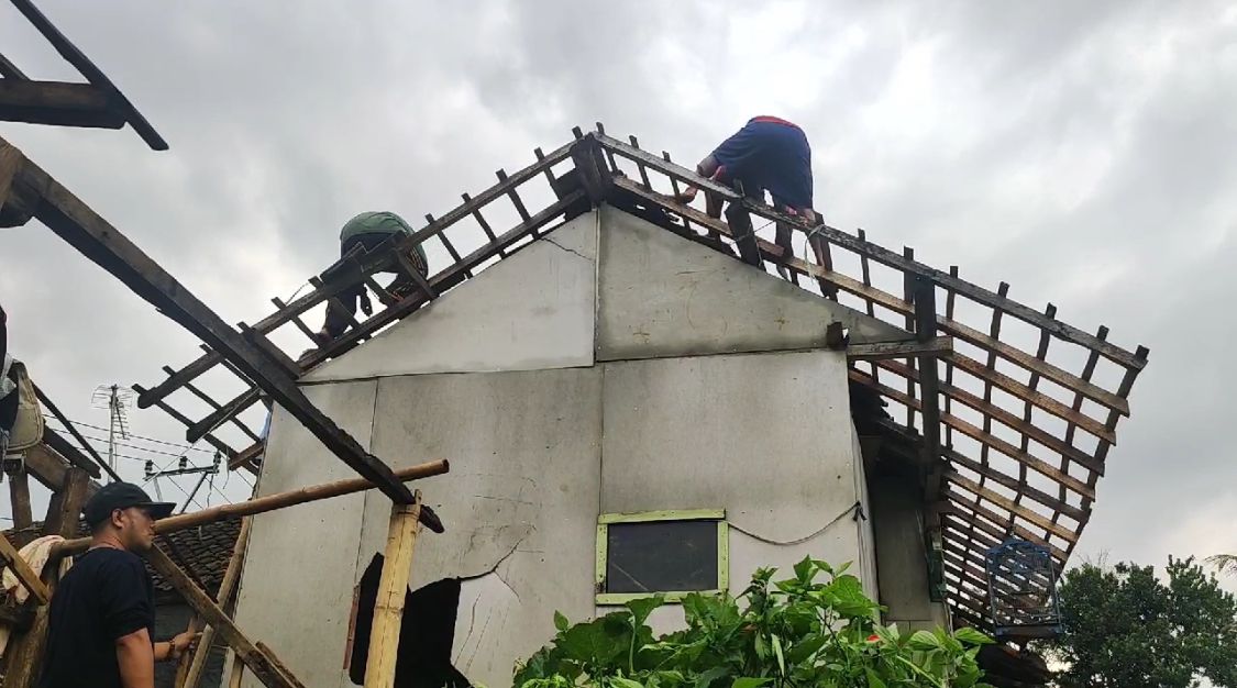 Angin Puting Beliung Rusak 65 Rumah di Desa Sukamaju dan Cimaung, Kabupaten Bandung