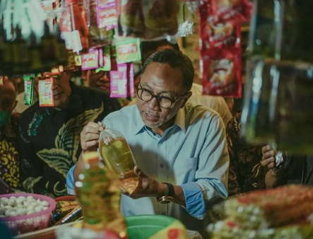 Cerita Mendag Zulkifli Hasan Bagikan Uang ke Pedagang Pasar
