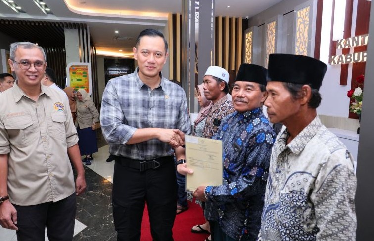 Menteri AHY Serahkan Sertifikat Tanah Elektronik Pertama di Kalimantan Barat