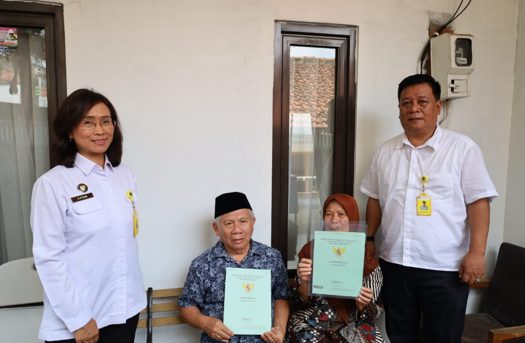 Kantor Pertanahan Kota Bandung Serahkan Sertipikat Hak Milik kepada Warga Lansia yang Sakit 