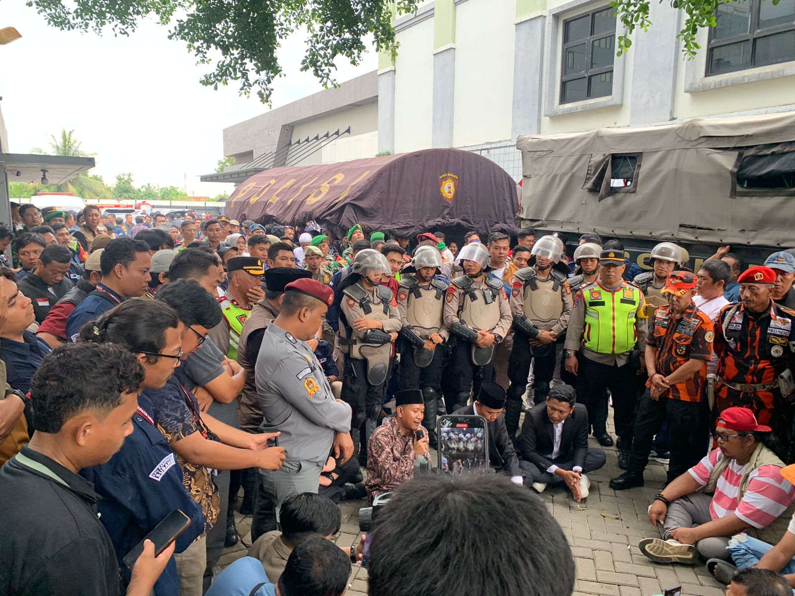 Warga dan Netizen Soroti Unjuk Rasa di KPUD Subang 