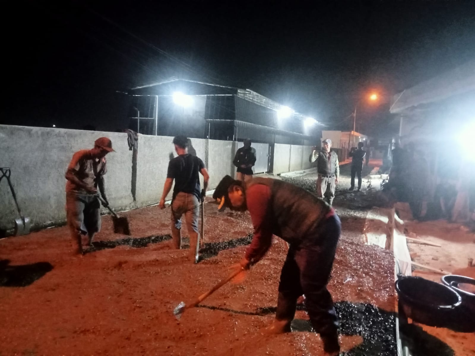 Turut Serta Bantu Pengecoran Jalan, Kades Bojong Malaka Pastikan Pembangunan Sesuai Target