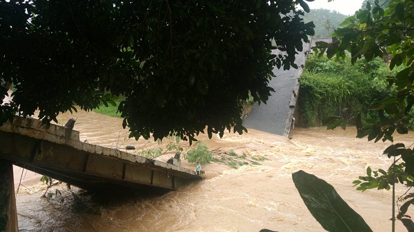 Bahaya, Warga Di Tasikmalaya Setiap Hari Bertaruh Nyawa Lewati Jembatan Darurat Tanpa Pengaman dan Terendam Ai