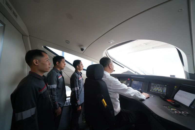 KCIC Informasikan 72 Calon Masinis dari Indonesia Jalani Pelatihan di Dalam Kabin Kereta Cepat Whoosh
