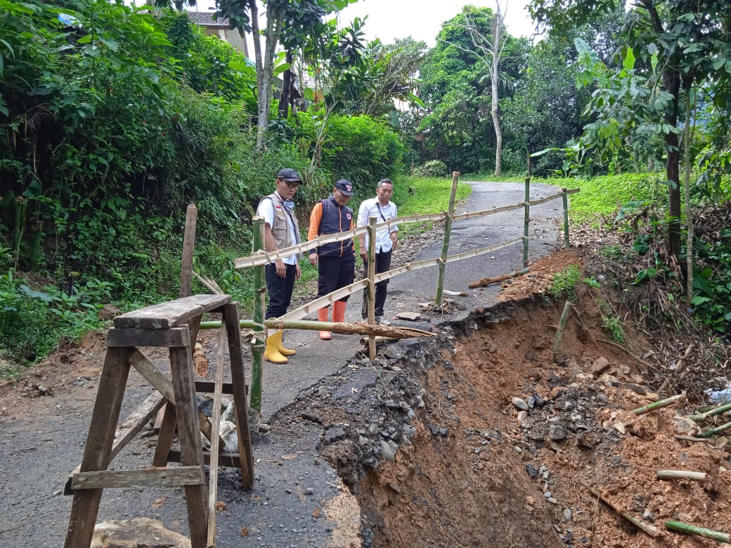 Jalan Dua Desa Terputus Tergerus Longsor di Sindangkerta KBB, Warga Diminta Menghindar