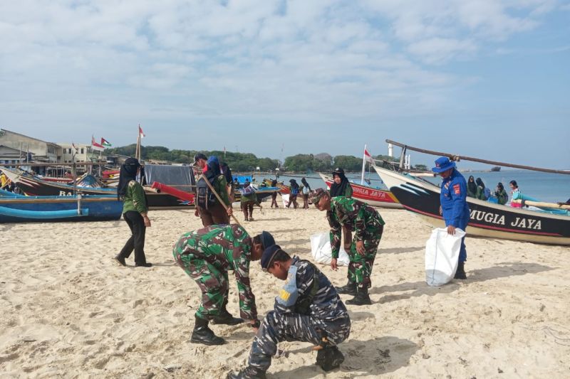 Masyarakat Gelar Aksi Bersih-Bersih Sampah di Pantai Santolo Garut