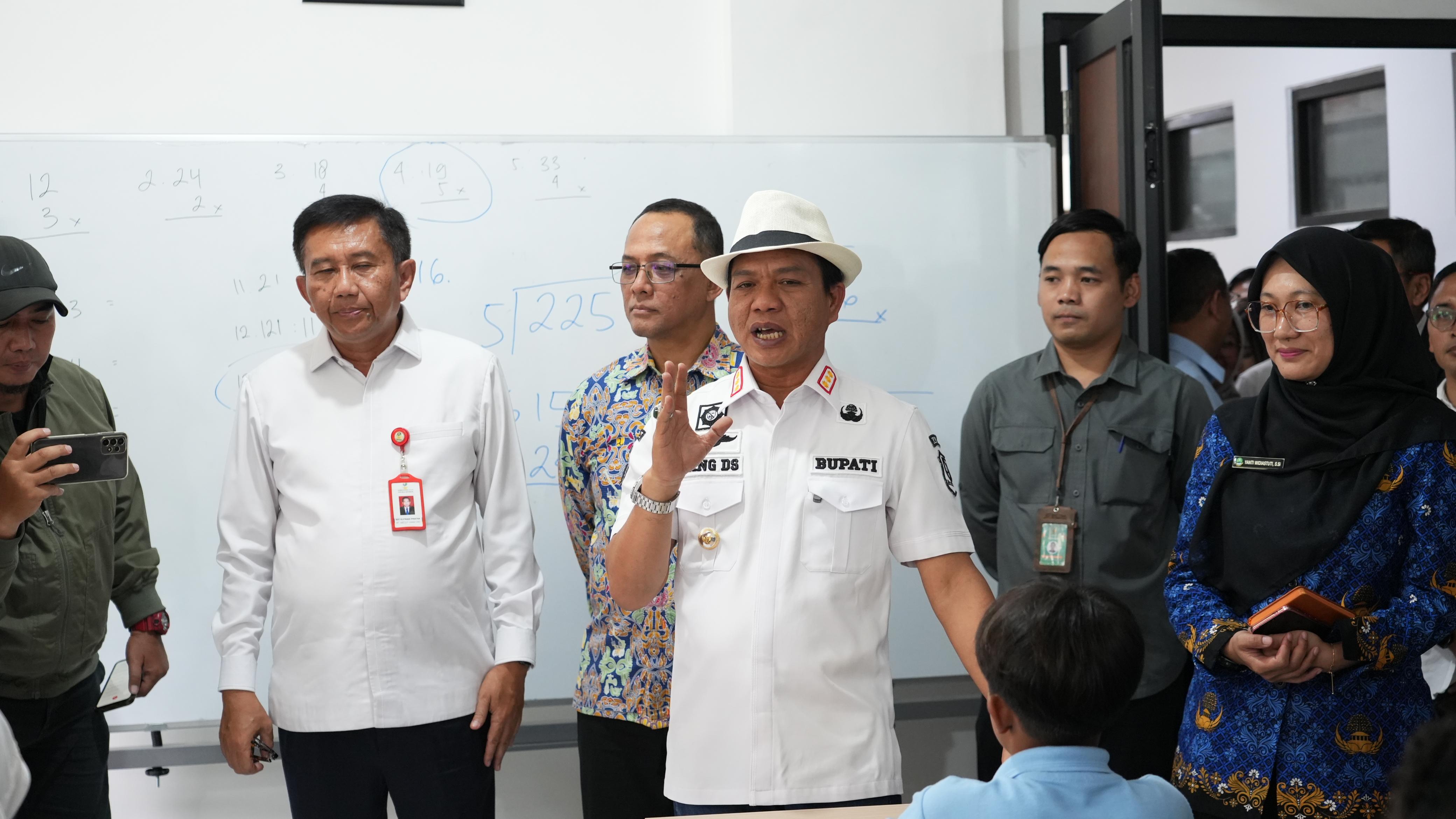 Bupati Bandung dan Dirjen Prasarana Strategis Kemensos Tinjau Sekolah Rakyat di Si Jalak Harupat