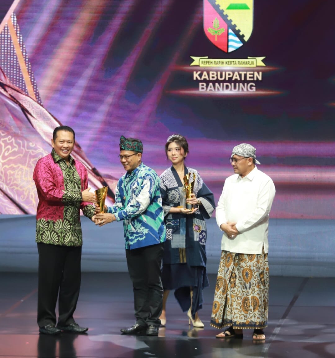 Dinilai Kolaboratif, Bupati Bandung Kang DS Raih Penghargaan Pemimpin Daerah Awards 2024