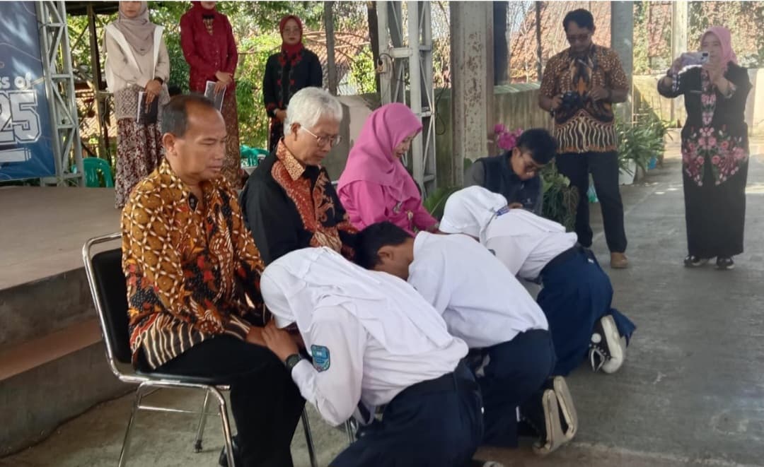 Diiringi Pedang Pora dan Tarian Tradisional, SMPN 1 Cisarua KBB Gelar Kelulusan Kelas 9
