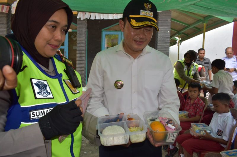 Program Gizi Sehat, Pemkab Cirebon Bagikan Makanan Bergizi  untuk Sekolah di Daerah Terpencil