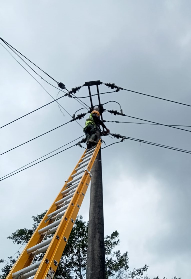 Jaga keindahan kota dan keselamatan masyarakat, PLN Icon Plus lakukan perapihan dan penertiban kabel optik