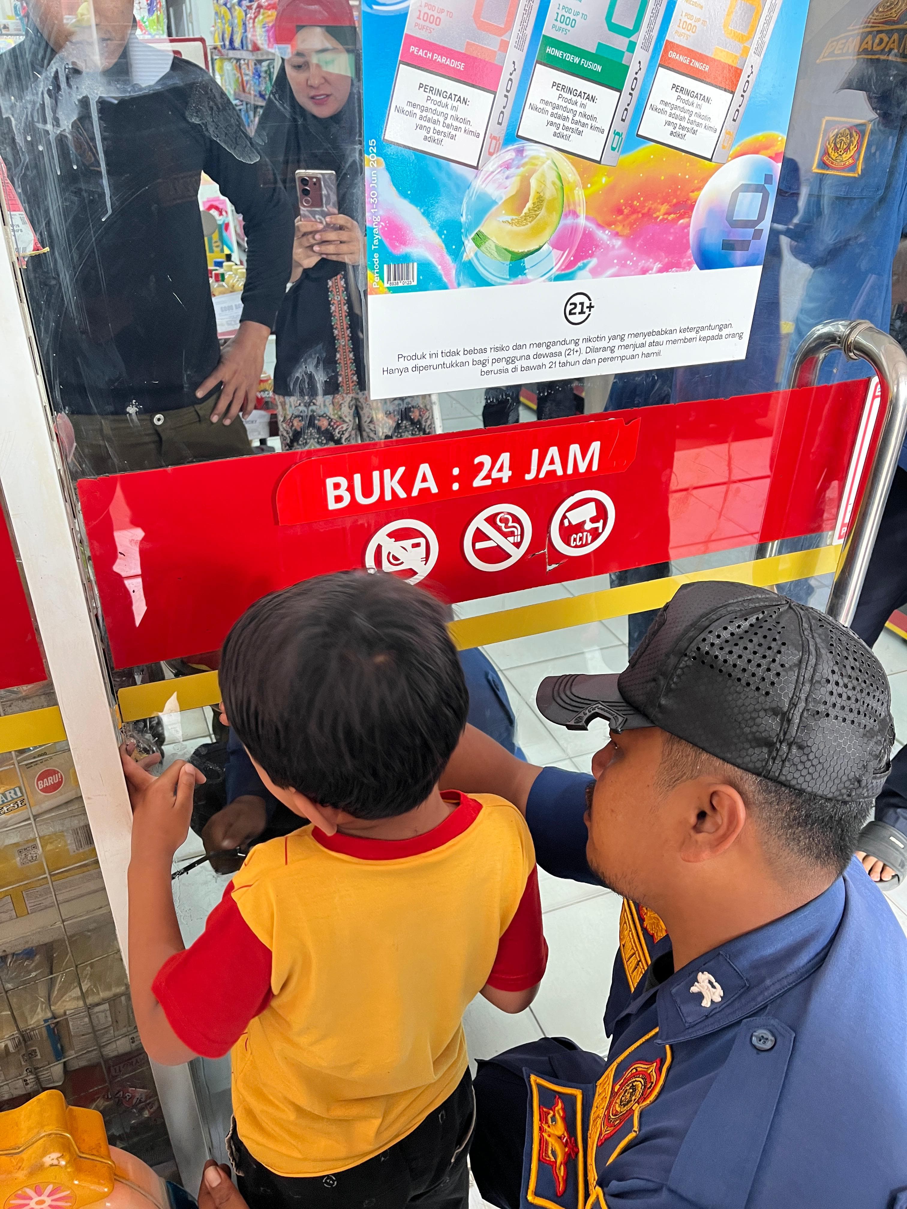 Warga Panggil Damkar Kabupaten Bogor untuk Selamatkan Jari Anak Kecil yang Terjepit Pintu