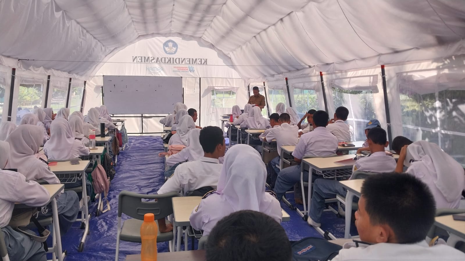 Siswa SMK Negeri 1 Cileungsi Sebut Belajar di Tenda Gerah, Lebih Pilih KBM di Halaman Sekolah
