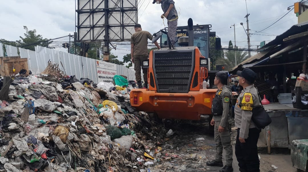 Tumpukan Sampah di Samping Pasar Lama Ciparay Diangkut, Alat Berat Diturunkan