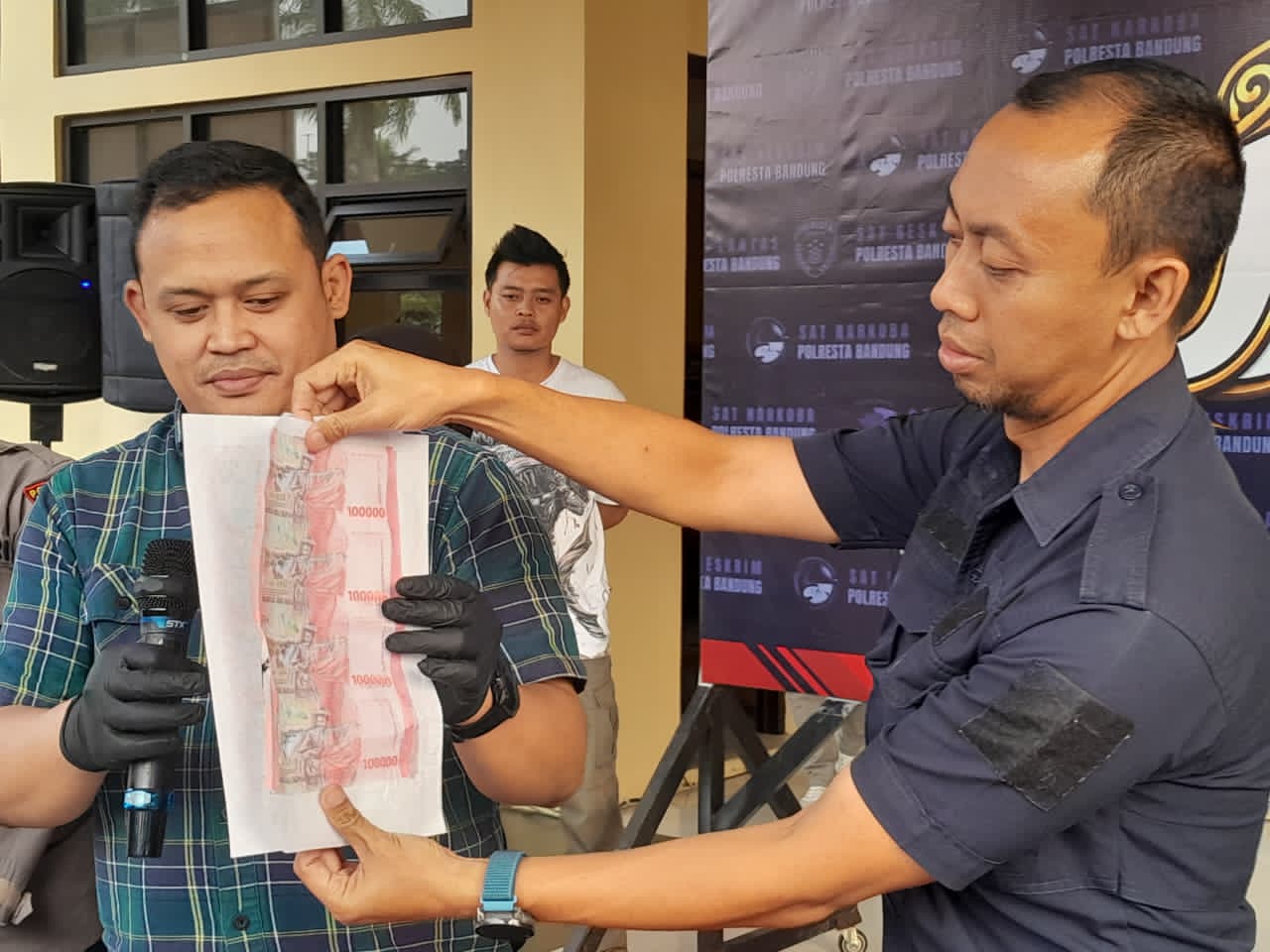 Polisi Bongkar Tempat Produksi Uang Palsu di Ciparay Bandung, Amankan Barbuk Rp 300 Juta