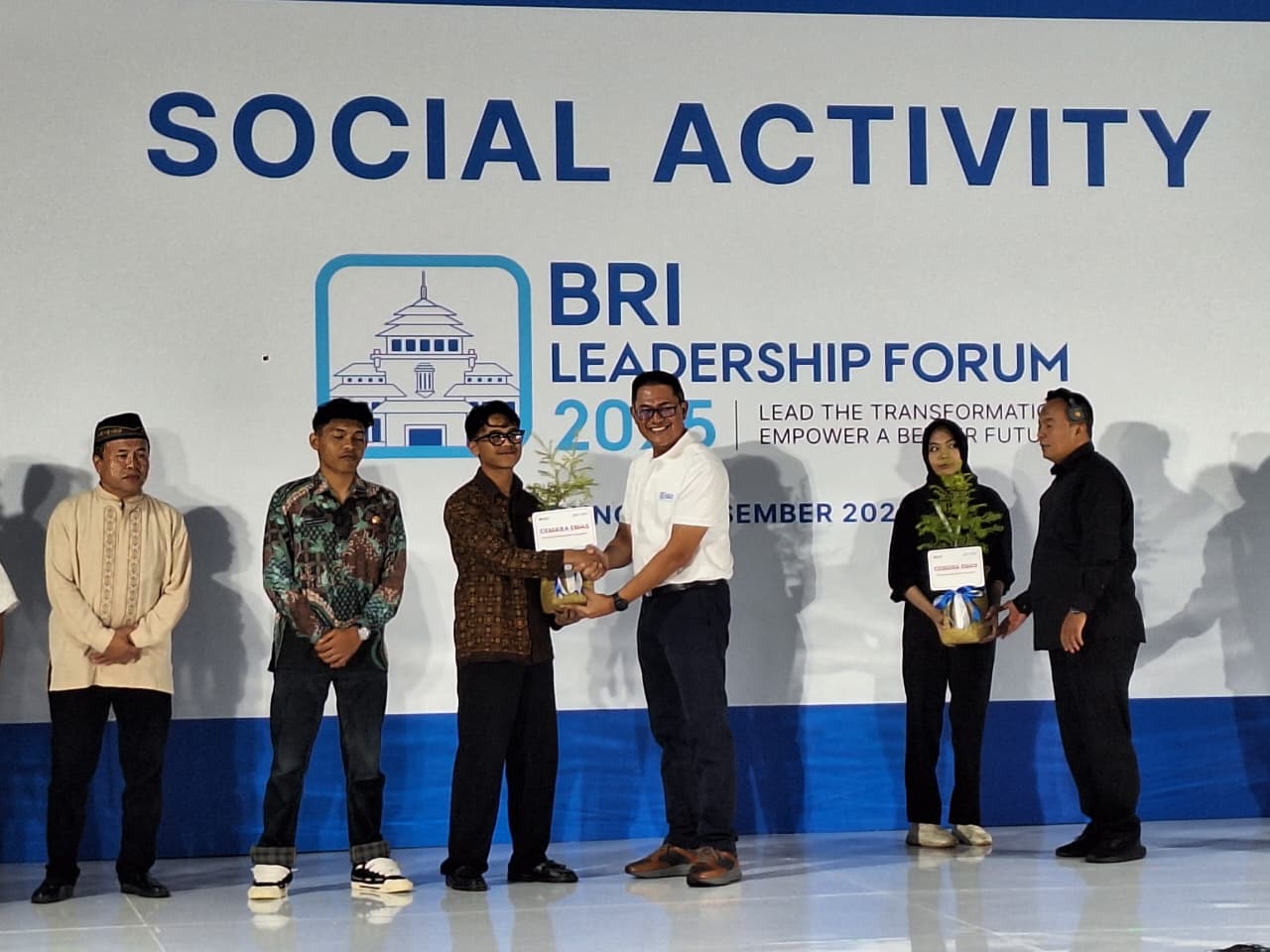 BRI Tanam 3.000 Pohon dan Bagikan 5.000 Paket Sembako di Bandung