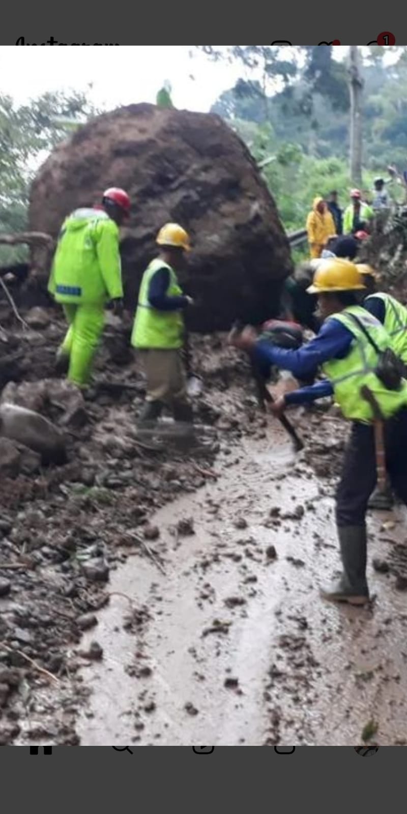 Naringgul Longsor, Batu Seukuran Mobil Timpa Jalan 