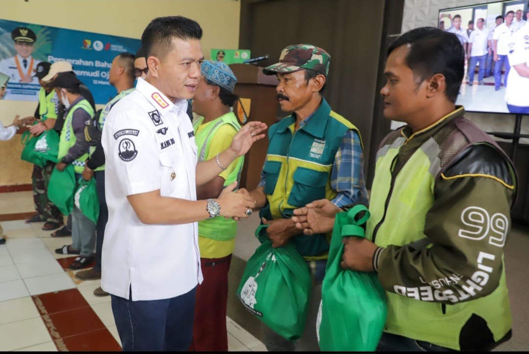 Buktikan Janjinya, Bupati Bandung Bagikan 11 Ribu Paket Sembako Bagi Pengemudi Opang dan Petugas Kebersihan