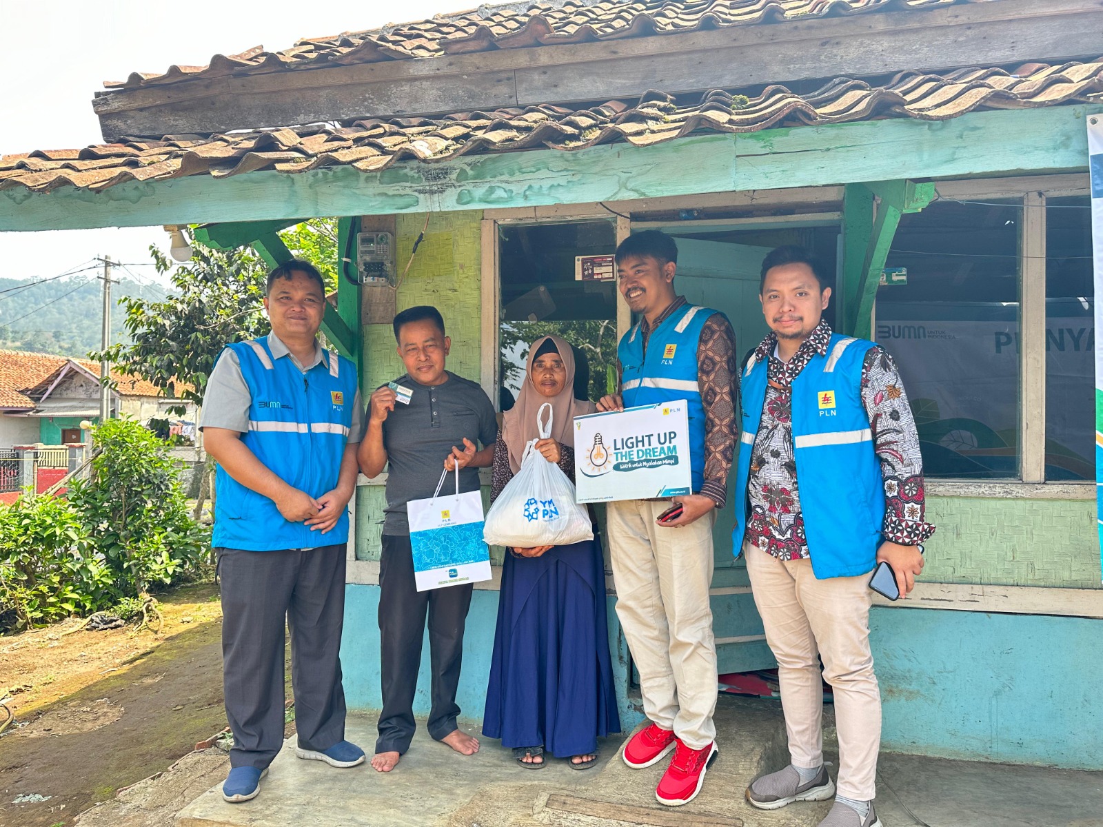 Jelang Akhir Tahun, PLN Salurkan Bantuan Pasang Baru Listrik di Kota Cimahi dan KBB