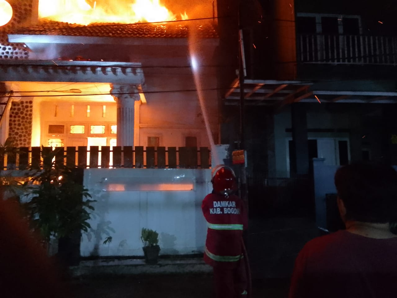 Diduga Konsleting Listrik, Lantai 2 Rumah di Bojong Kulur Terbakar