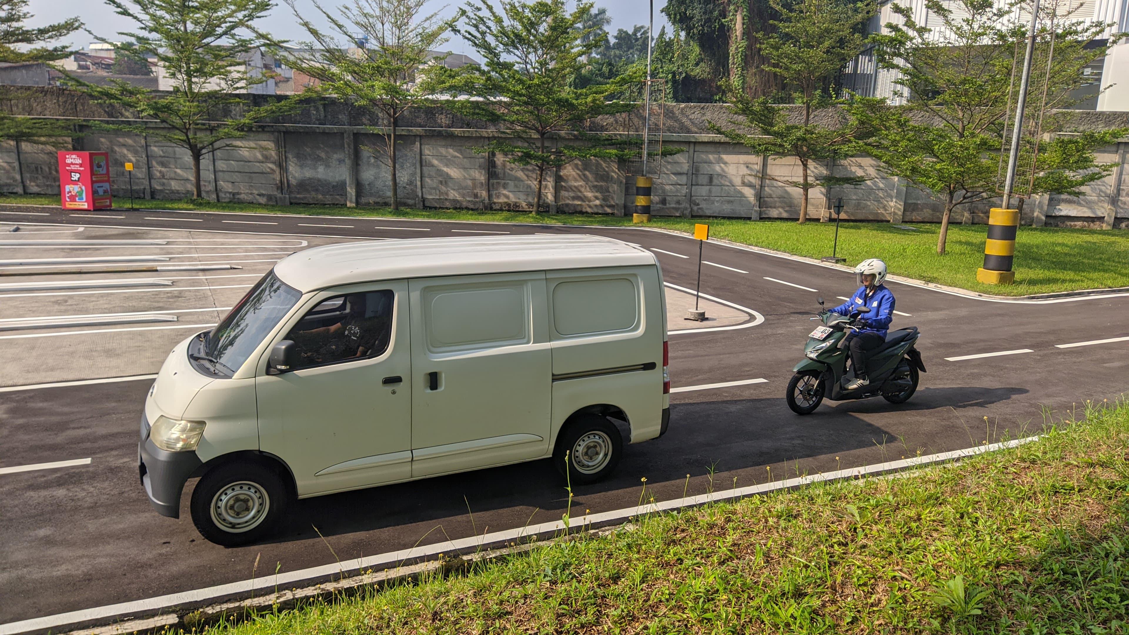 Waspadai Area Blindspot, Kunci Aman Berkendara di Jalan Raya