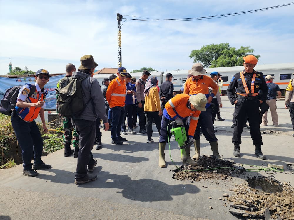 KAI Daop 2 Bandung Bersama BTP Kelas 1 Bandung Tutup Perlintasan No.157 Ciroyom   