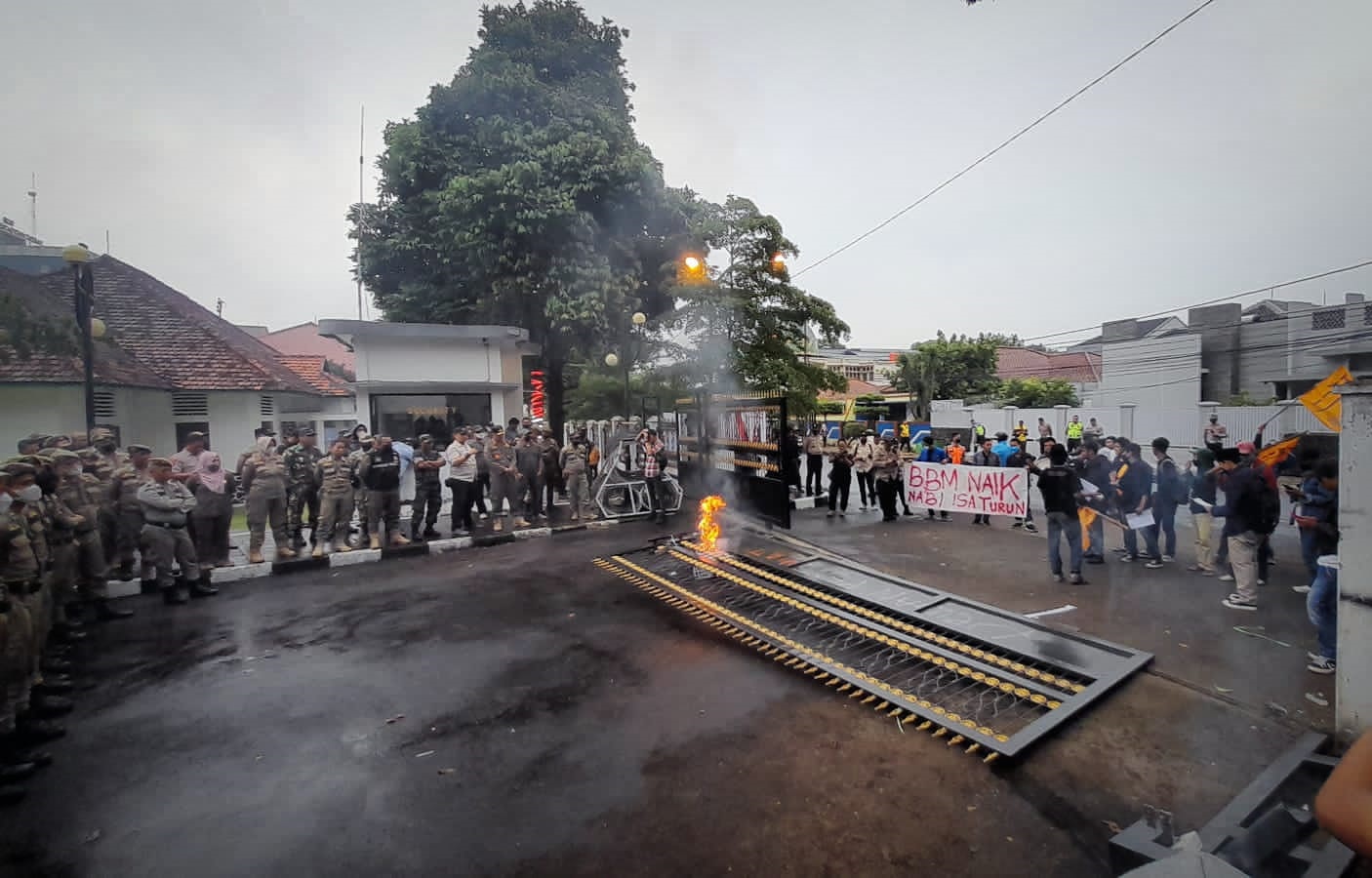Aksi Koboi Mahasiswa di Gedung DPRD Kota Bogor, Bakar Ban hingga Robohkan Gerbang