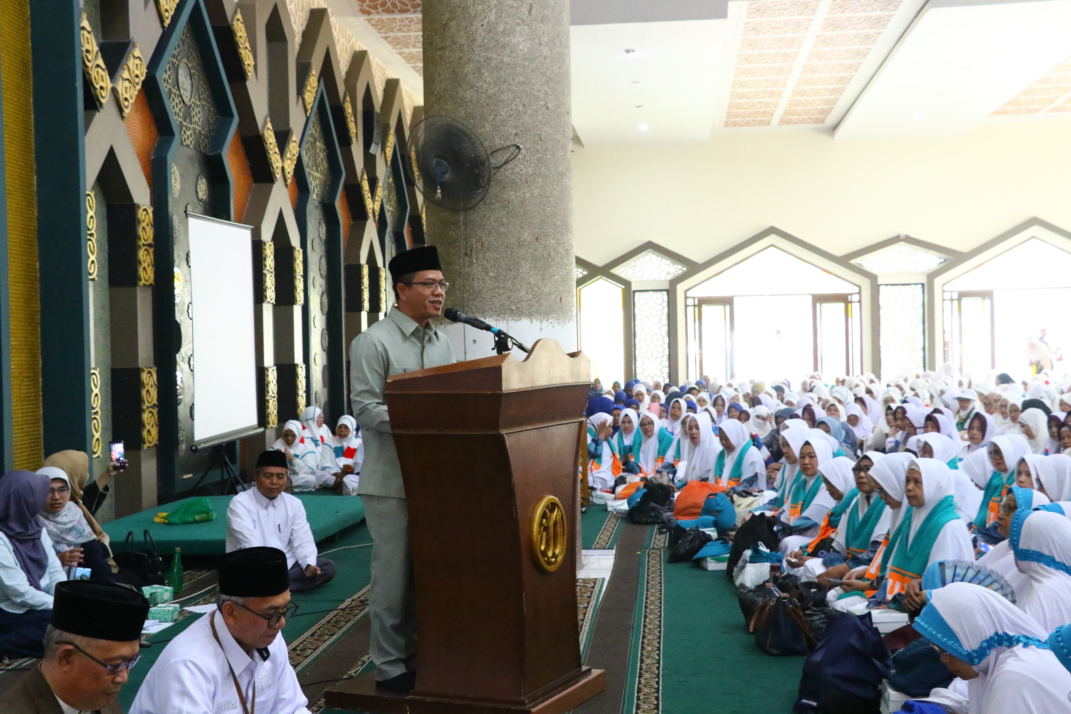 Bupati Bandung Lepas 2.955 Calon Jemaah Haji di Masjid Al Fathu Soreang