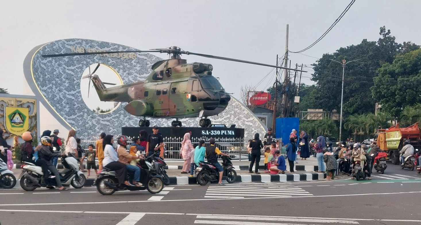 Ramai Masyarakat Foto di Tugu Helikopter, Pemkab Bogor Ungkap Alasan Tak Sediakan Lahan Parkir