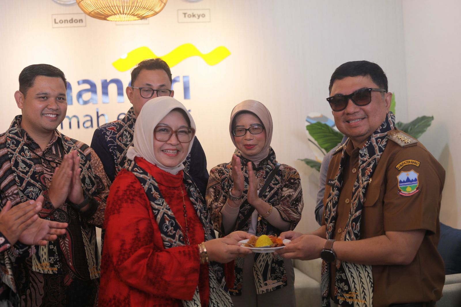 Dorong UMKM Go International, Bank Mandiri Kenalkan Rumah Ekspor Garut