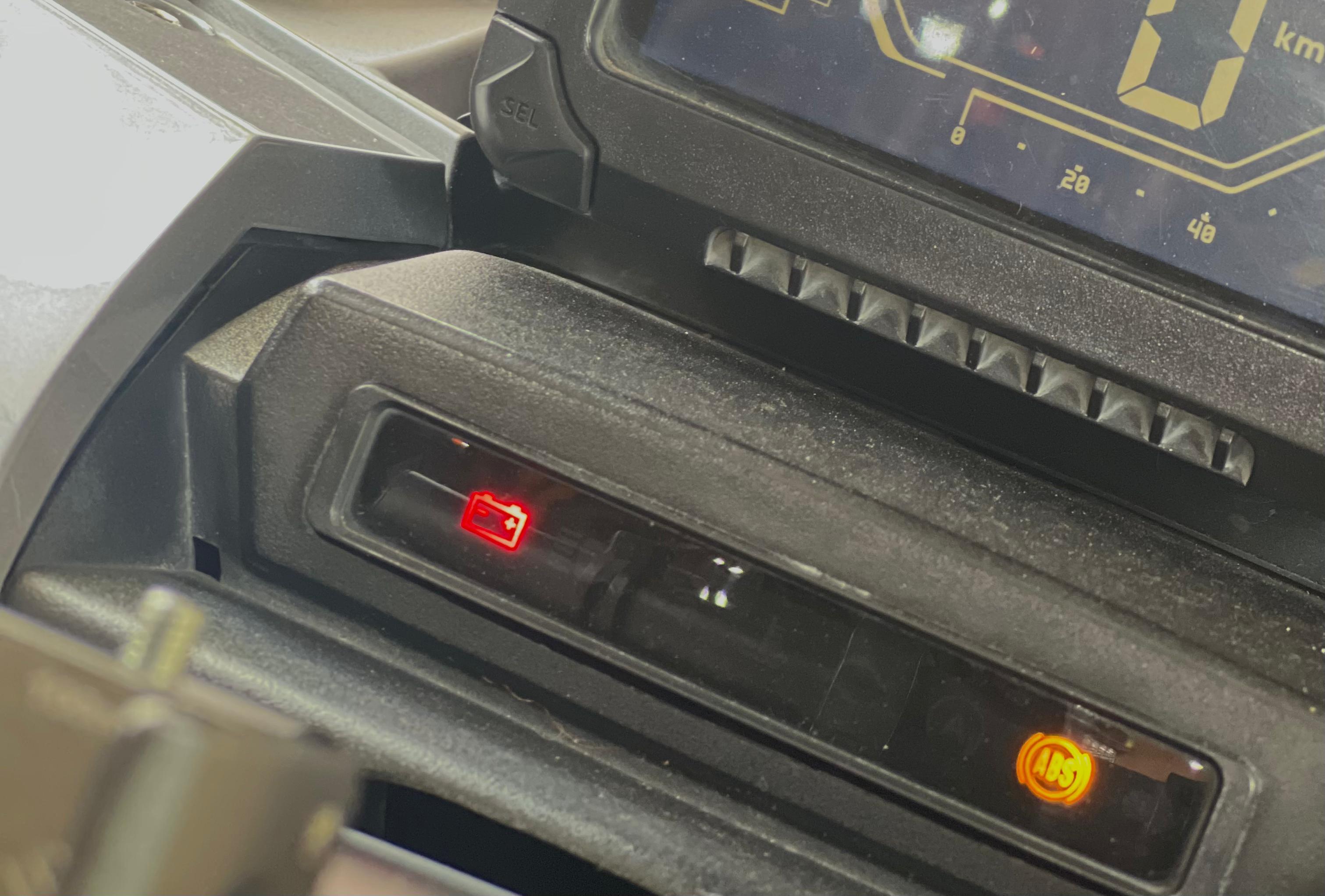 Lampu Indikator Aki Menyala, Ini yang Harus Dilakukan Pengendara   