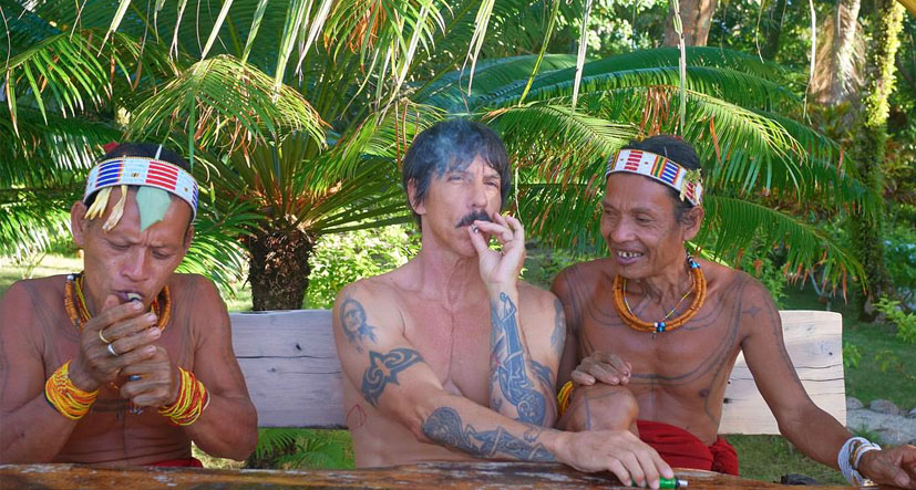 Vokalis RHCP Anthony Kiedis Viral Setelah Nyebat Rokok di Mentawai