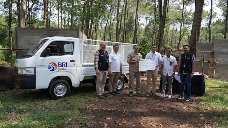 BRI Peduli Bantu Pengelolaan Sampah untuk Wujudkan Lingkungan Bersih di Desa Cikole, Lembang   