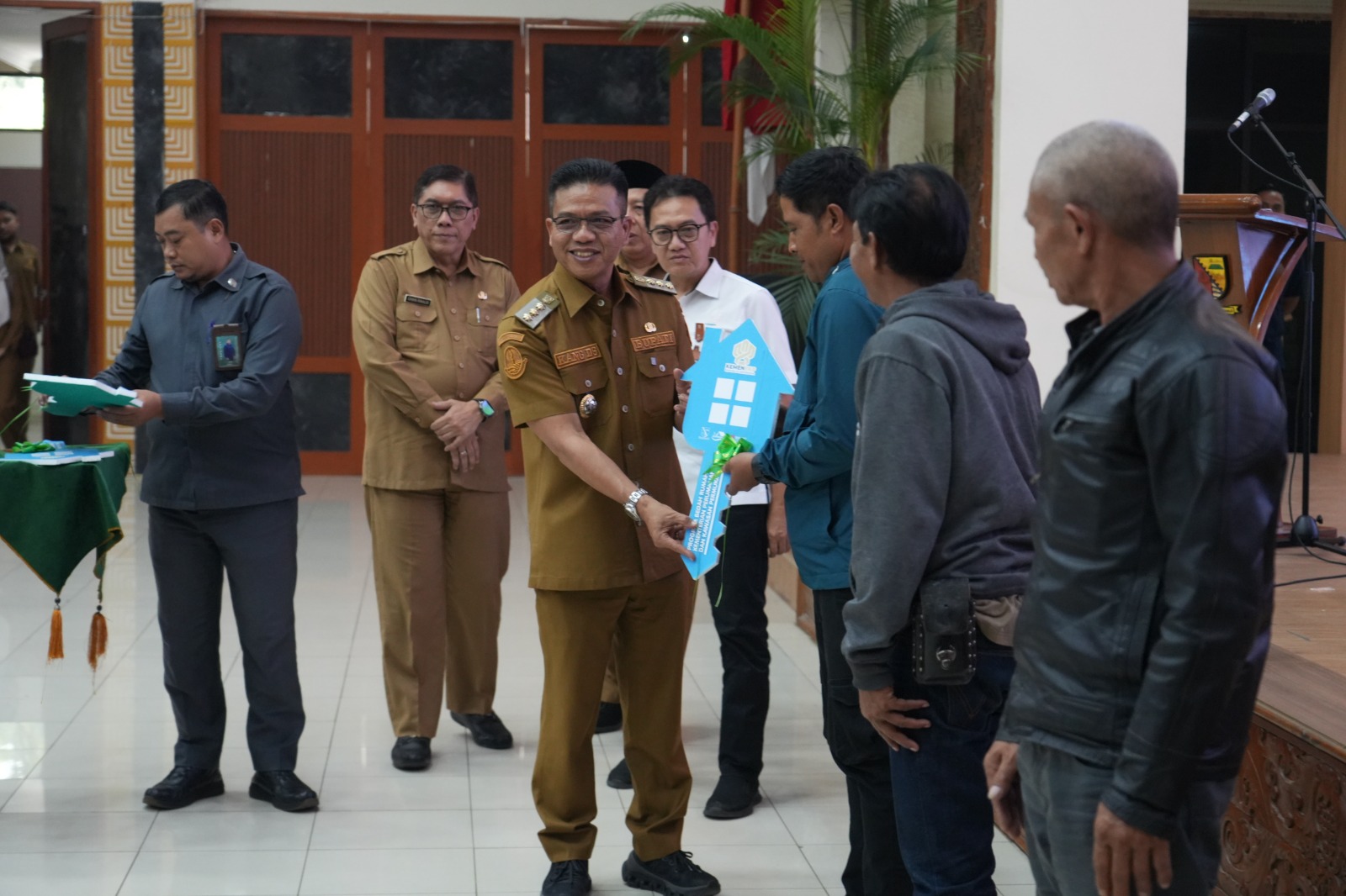  Pemkab Bandung Komitmen Sukseskan Program Bedah Rumah Menuju Masyarakat Sehat