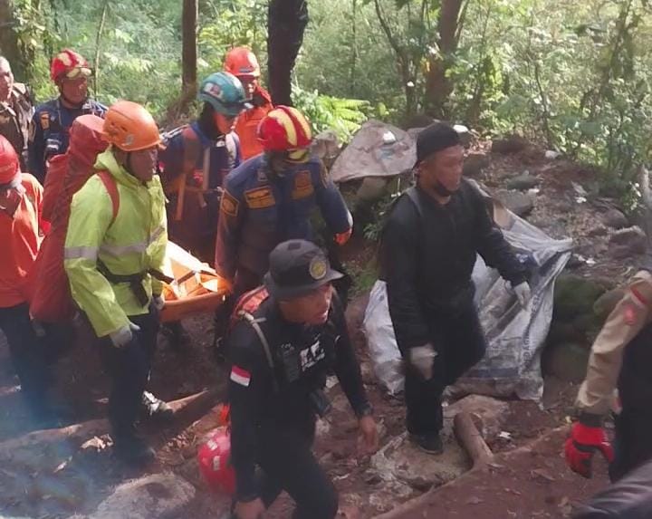 Proses Evakuasi Jenazah Pria Hilang di Gunung Salak Berlangsung 9 Jam
