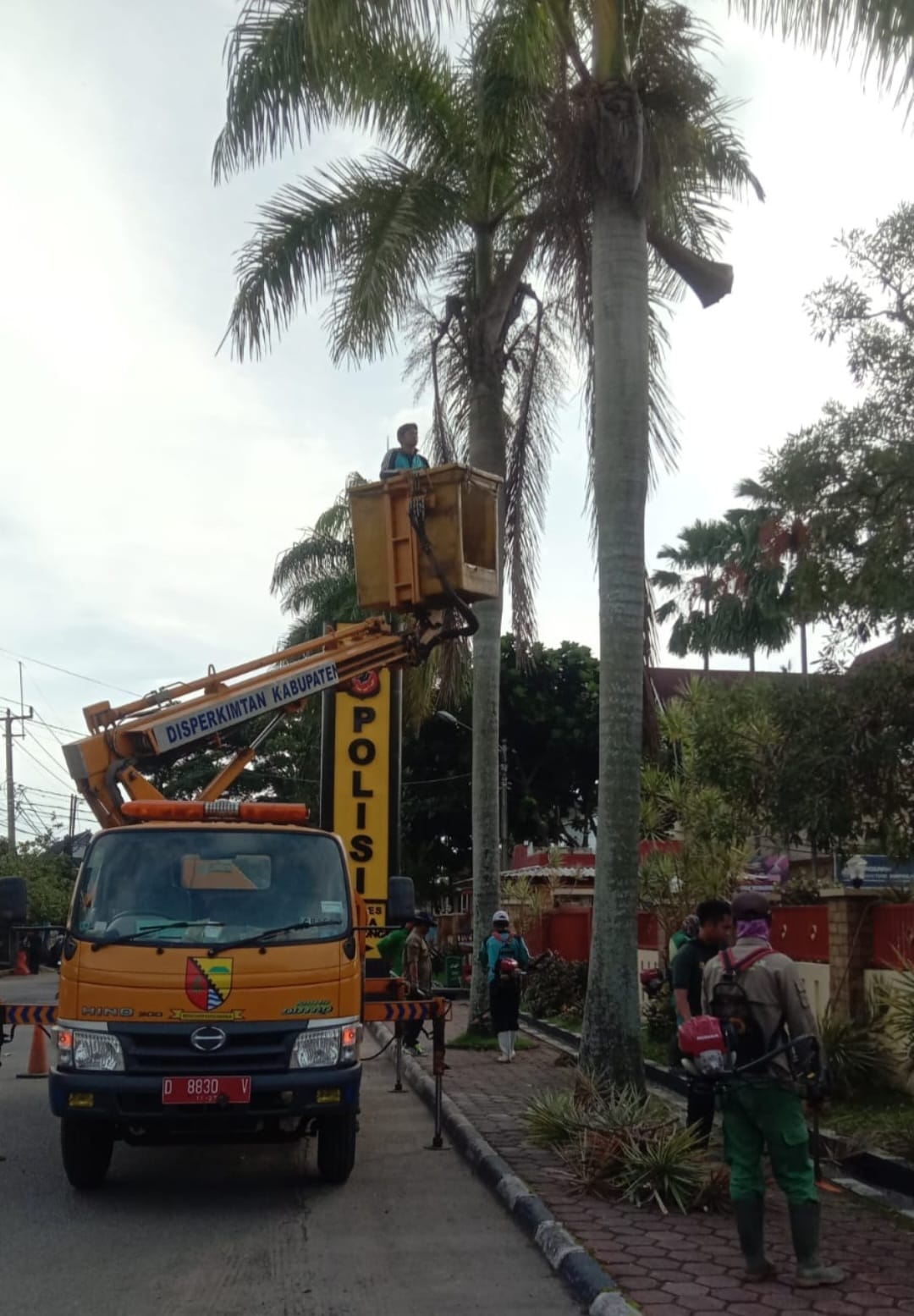 Ciptakan Lingkungan Bersih, Unit Tipikor Polresta Bandung Bersama Disperkimtan Laksanakan Korve