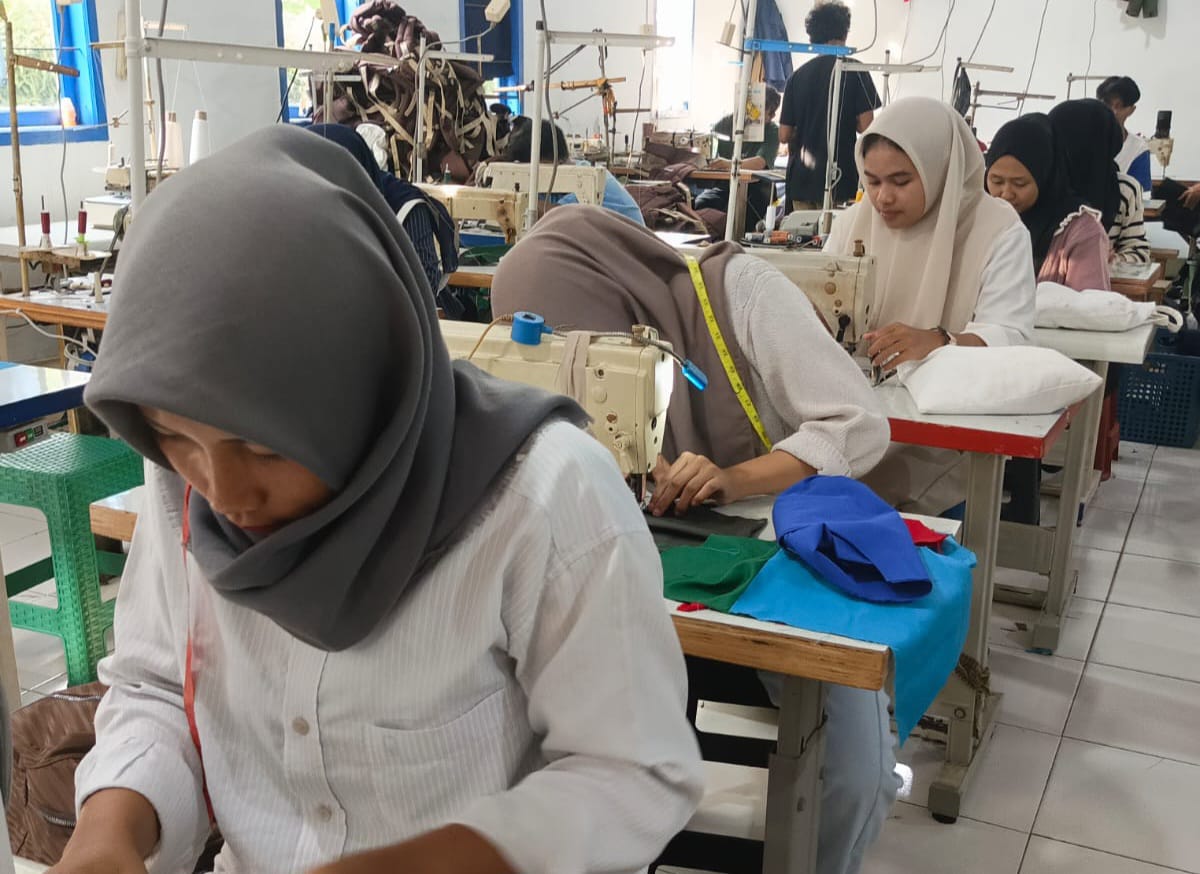 Perkuat Kompetensi Tenaga Kerja Usia Produktif, Pelatihan Menjahit Garmen Digelar di Pamulihan Sumedang