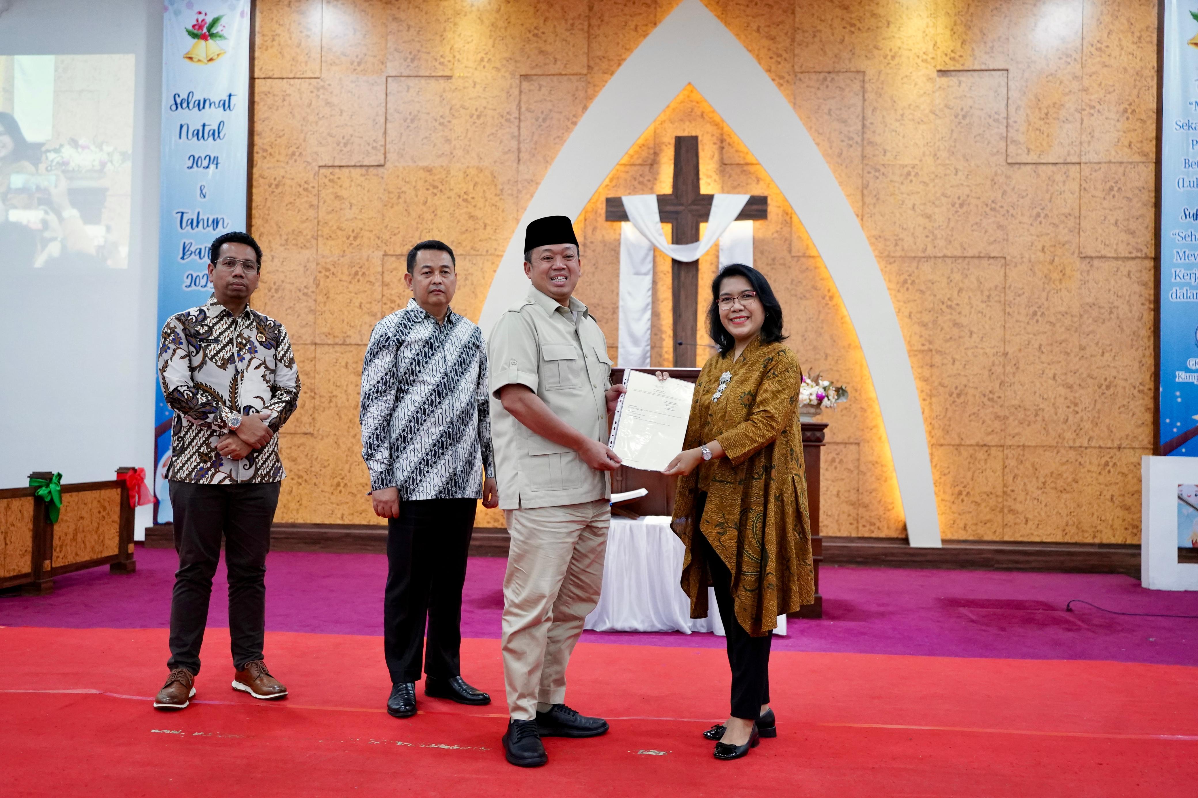 Jelang Perayaan Natal Menteri Nusron Serahkan Sertipikat untuk Gereja yang Berdiri sejak 1968