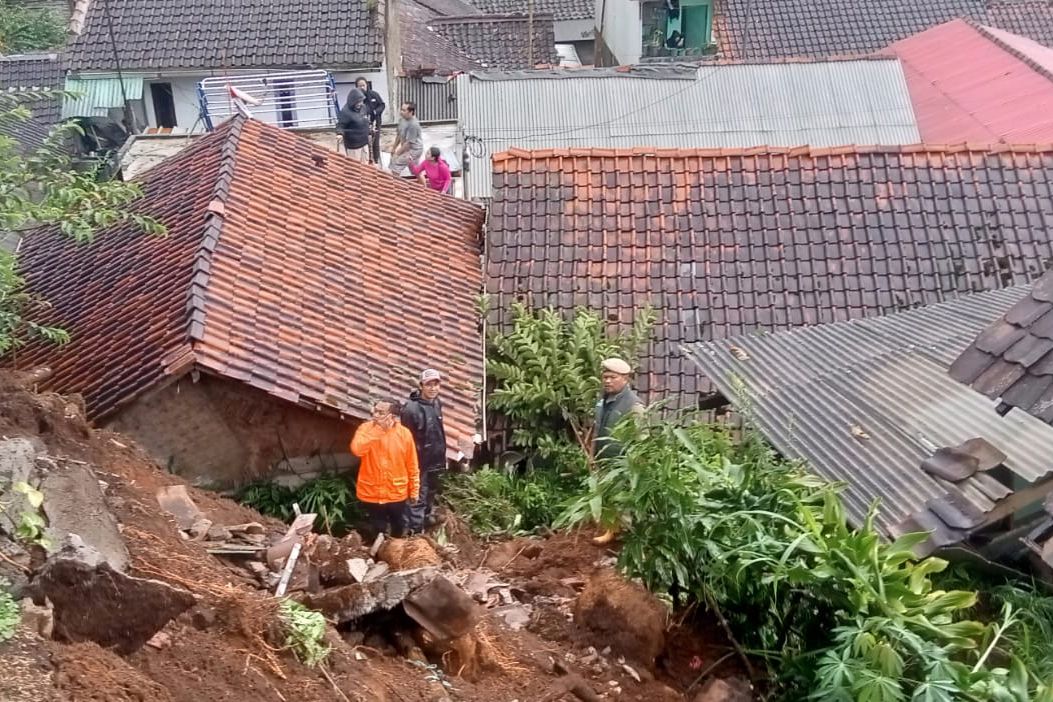Hujan Deras Akibatkan Longsor, Puluhan Warga di Dua Kecamatan di Kabupaten Bandung Mengungsi