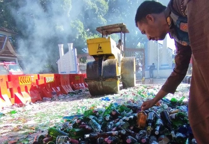 Kejaksaan Negeri Garut Musnahkan 6.012 Botol Minuman Keras dengan Nilai 2,5 Miliar Rupiah