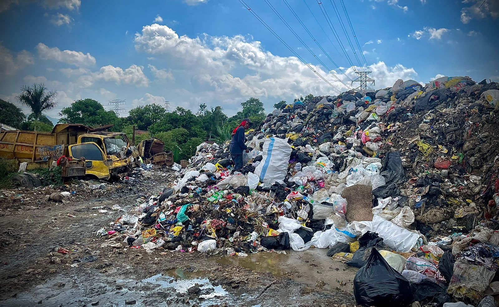 Imbas TPA Sarimukti Bermasalah, 60 Ton Sampah di Bandung Barat Menumpuk