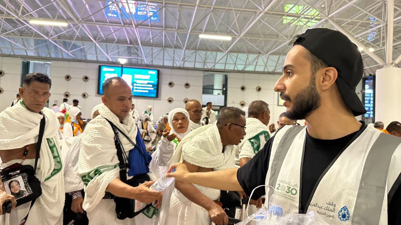 Tiba di Bandara Internasional King Abdul Aziz Jeddah, Jemaah Haji Diberi Air ZamZam Secara Gratis    