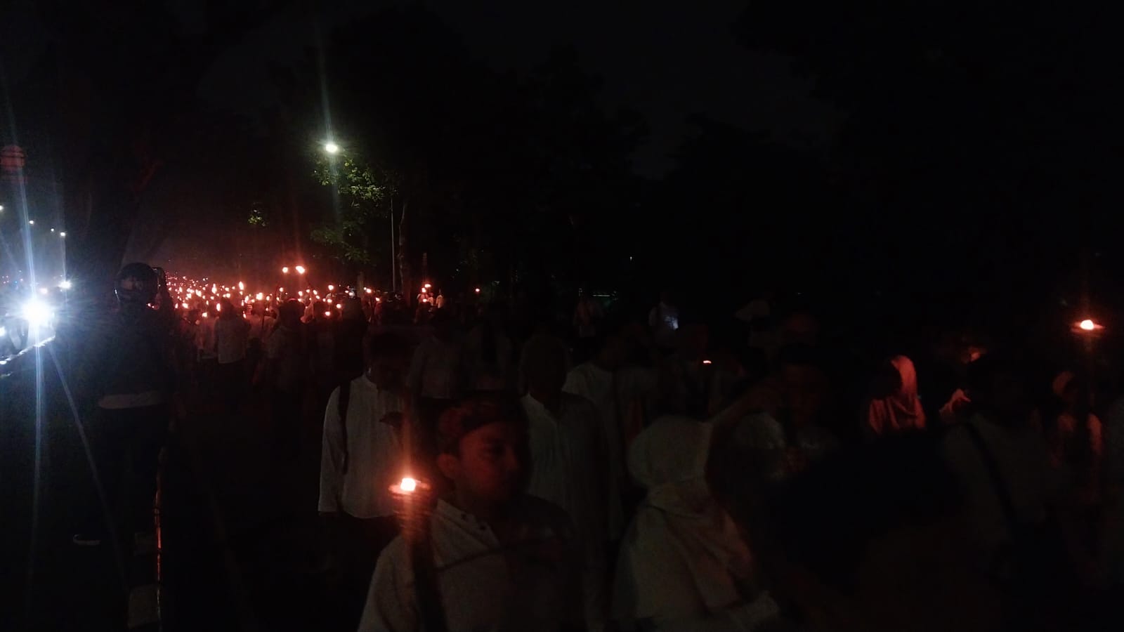 Pawai Obor dan Pakaian Putih Padati Jalan Tegar Beriman hingga Stadion Pakansari