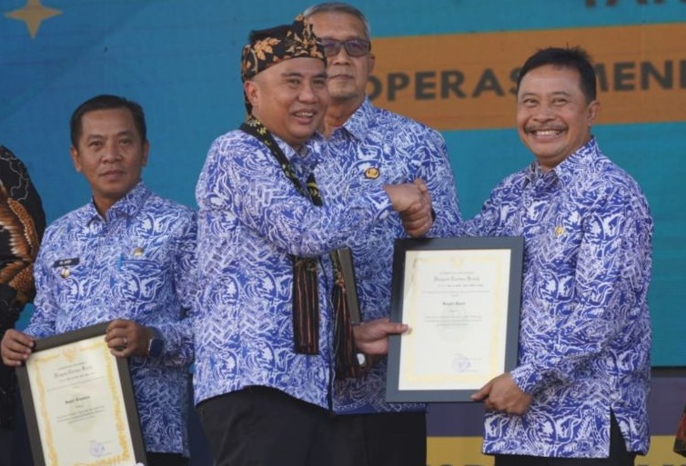 Garut Raih Penghargaan Kabupaten Terbaik dalam Perkembangan Koperasi