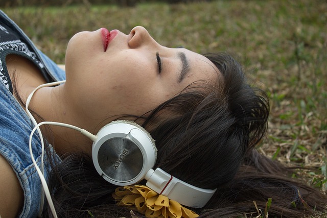 5 Bahaya Tidur Sambil Menggunakan Earphone