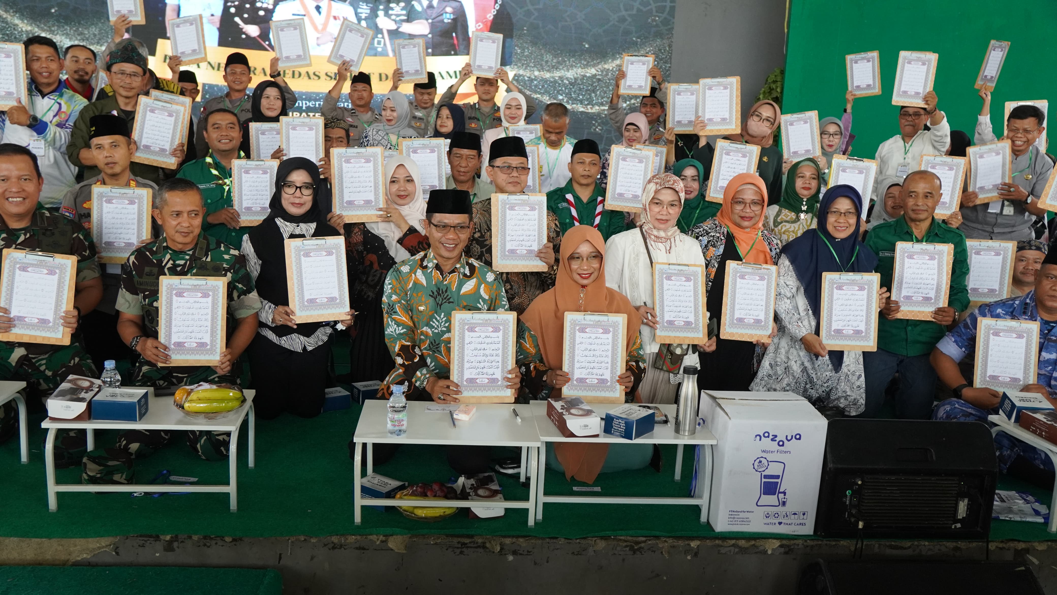 38.300 Peserta Lebih Mengikuti Gerakan Menulis Al-Qur'an di Kabupaten Bandung Sukses Pecahkan Rekor MURI