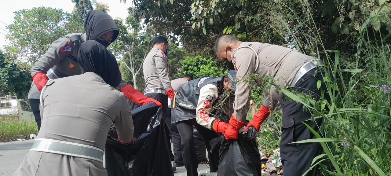 Keluarkan Aroma Tak Sedap, Tumpukan Sampah Liar di Jalan Bhayangkara Dibersihkan Polresta Bandung