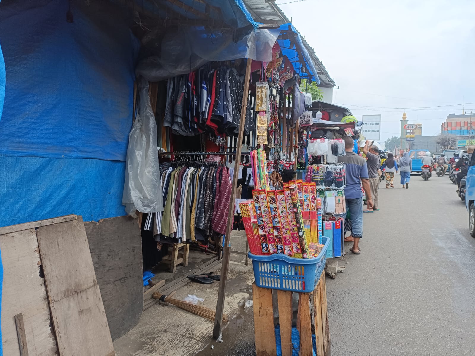 Satpol PP Kabupaten Bogor Bidik PKL Pasar Citeureup 