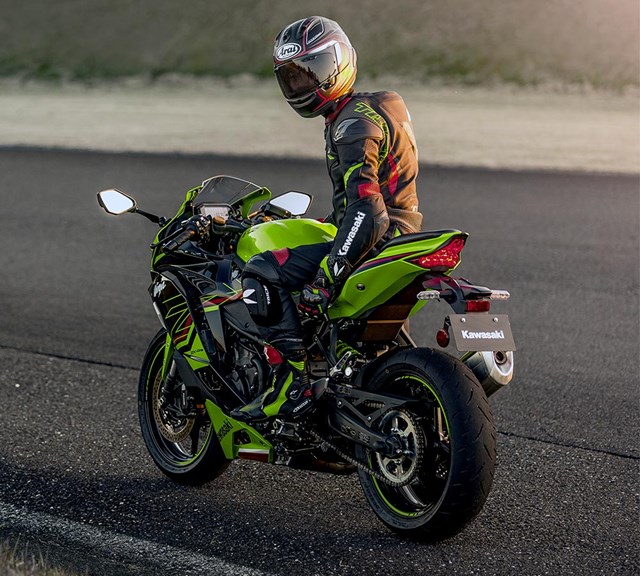 Spesifikasi Kawasaki Ninja ZX-4R, Motor Sport 400cc dengan Desain yang Gagah Berani! Cuma Segini Harganya?