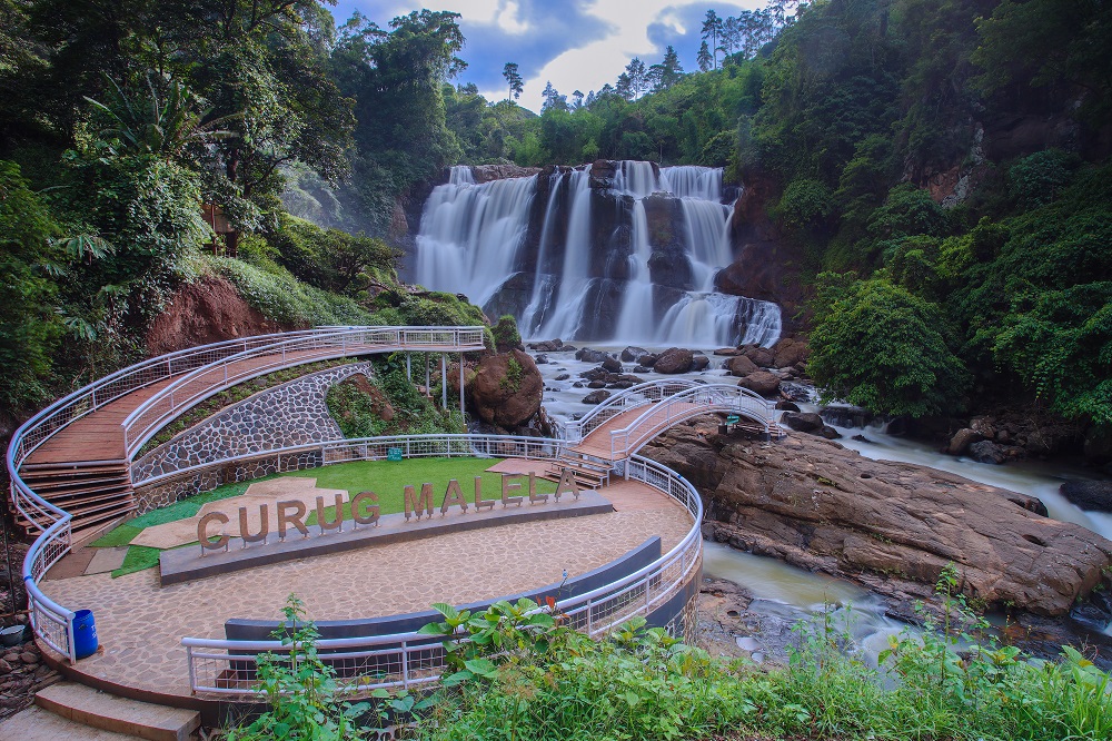 Liburan Santai ke Curug Malela yang Mirip dengan Air Terjun Niagara di Amerika! Bawa Pacar Biar Happy!!